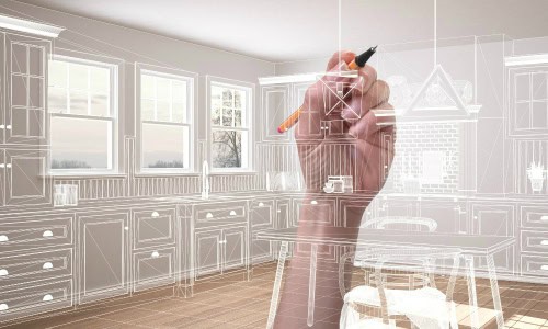 La mano de un arquitecto diseñando sobre una fotografía